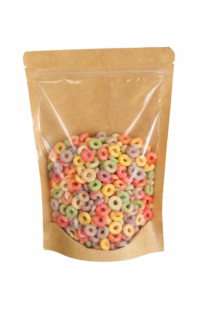 Bolsa de papel con cereales coloridos.webp